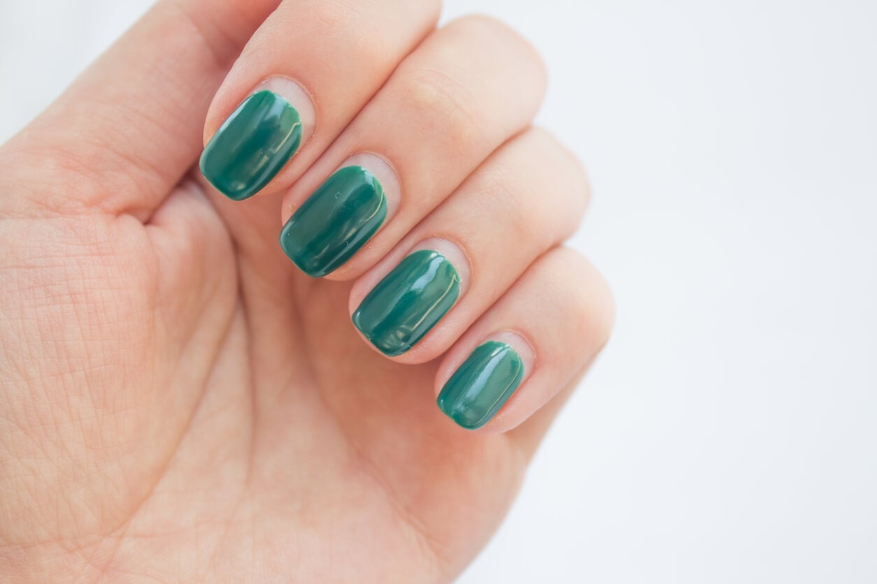 Gelnägel - grün lackierte Nägel