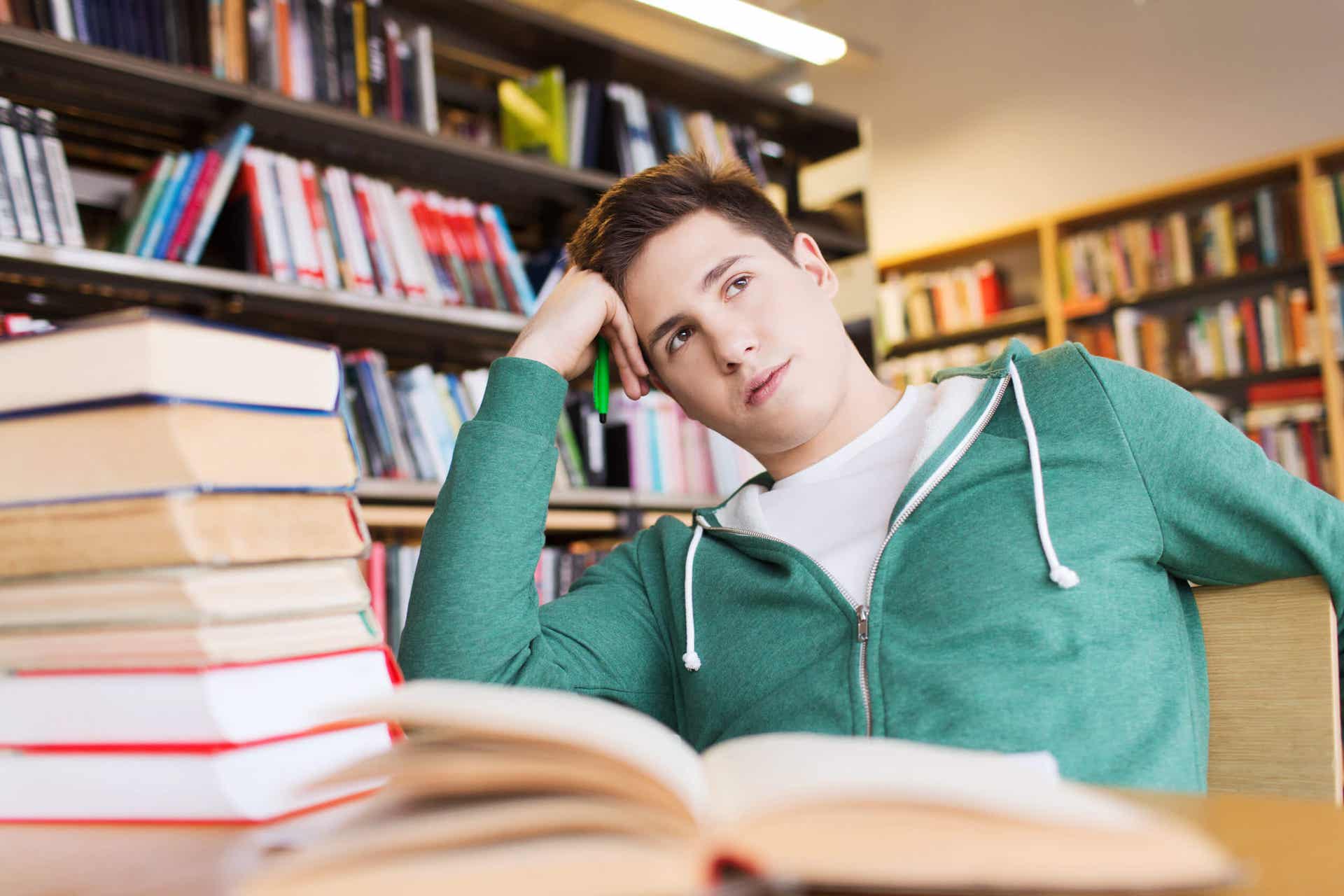 Los consejos para evitar el sueño mientras estudias incluyen levantarse