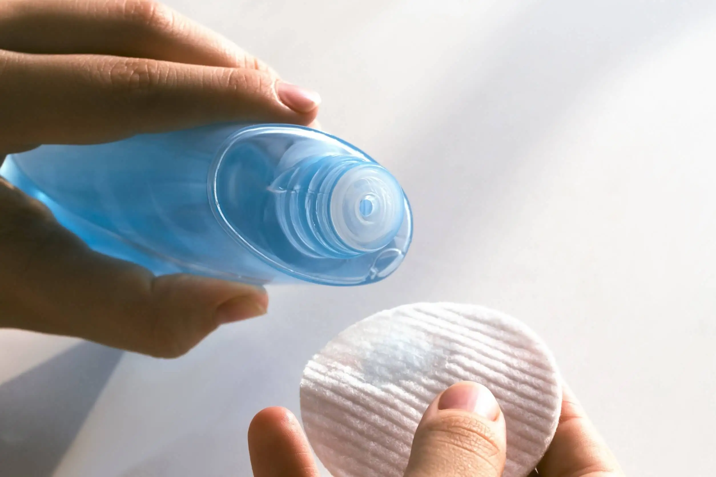 Agua micelar para desmaquillar.