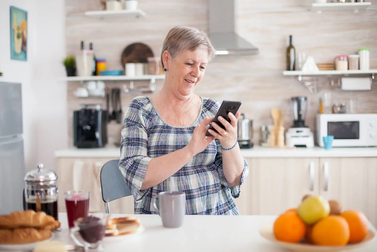 Vrouw op haar mobiel