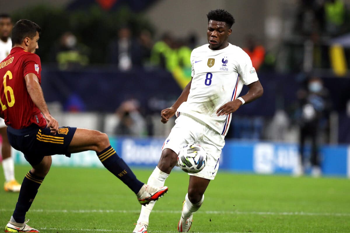 Aurélien Tchouaméni jouant un match avec l'équipe de France.