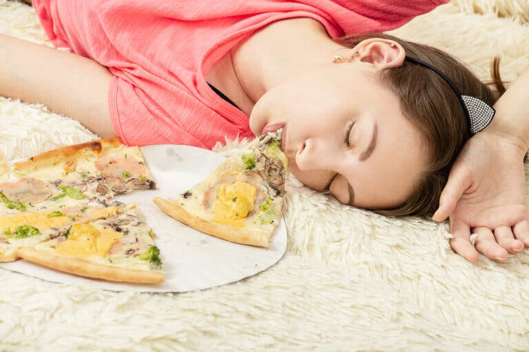 ¿Por qué me siento cansado después de comer? Descubre algunos consejos para superarlo