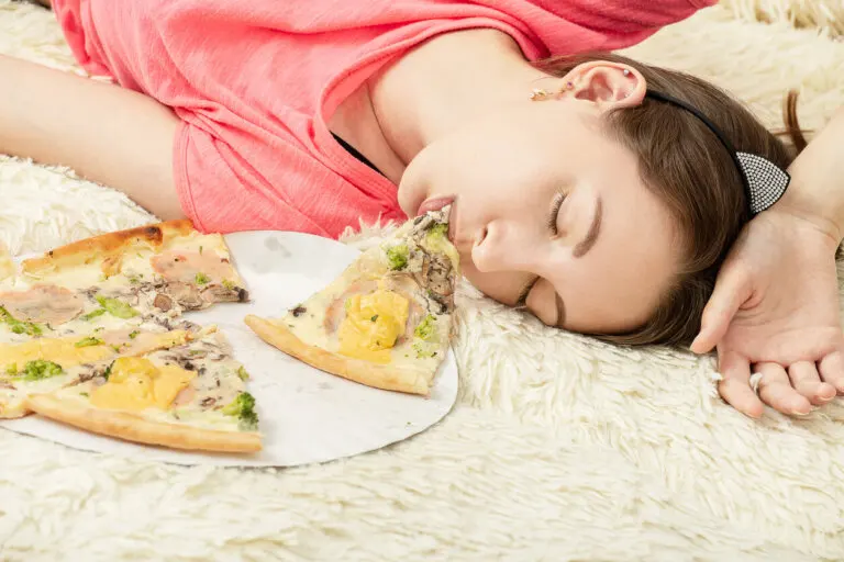 ¿Por qué me siento cansado después de comer? Descubre algunos consejos para superarlo