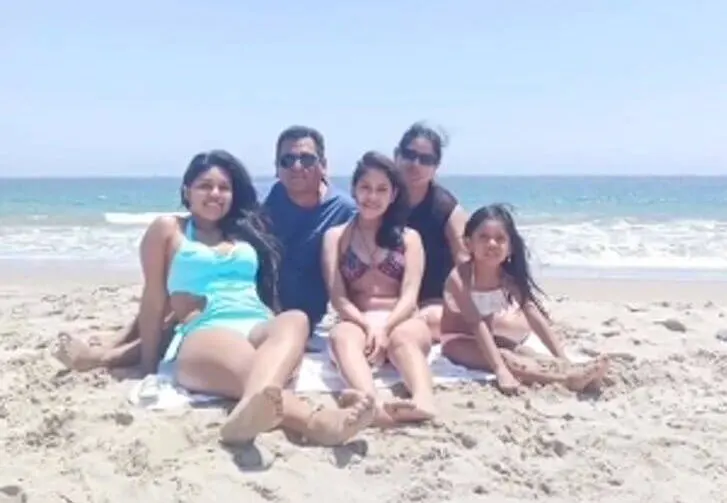 El padrastro junto a la familia.