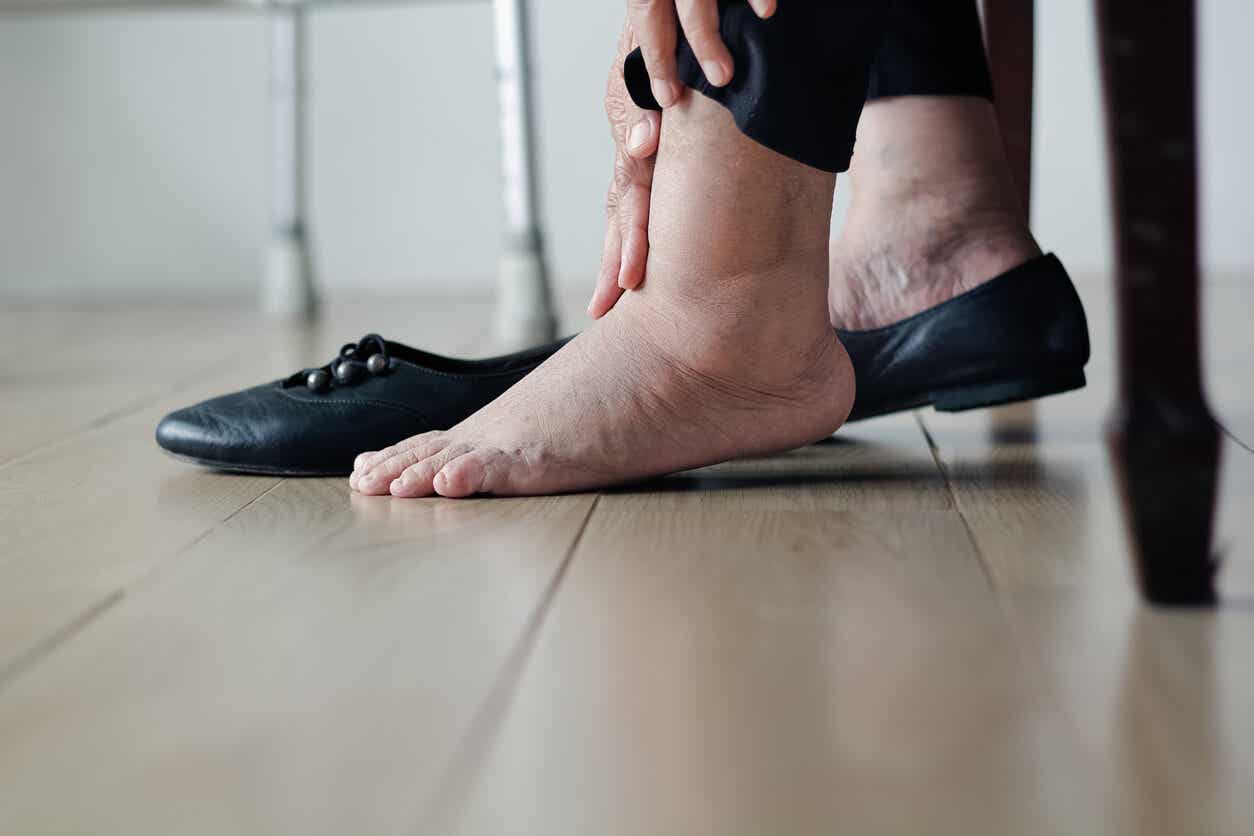 Fuß-Arthrodese - Person fasst sich an den Fuß