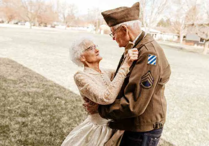 Photo de papy et mamie pour commémorer les 70 ans de mariage.