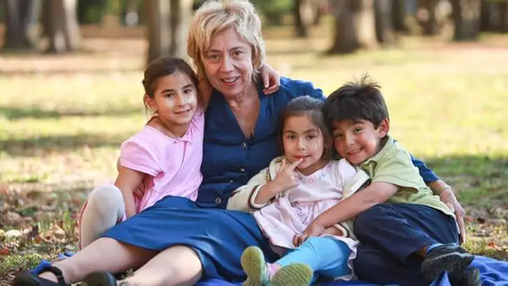 La mère avec ses enfants.