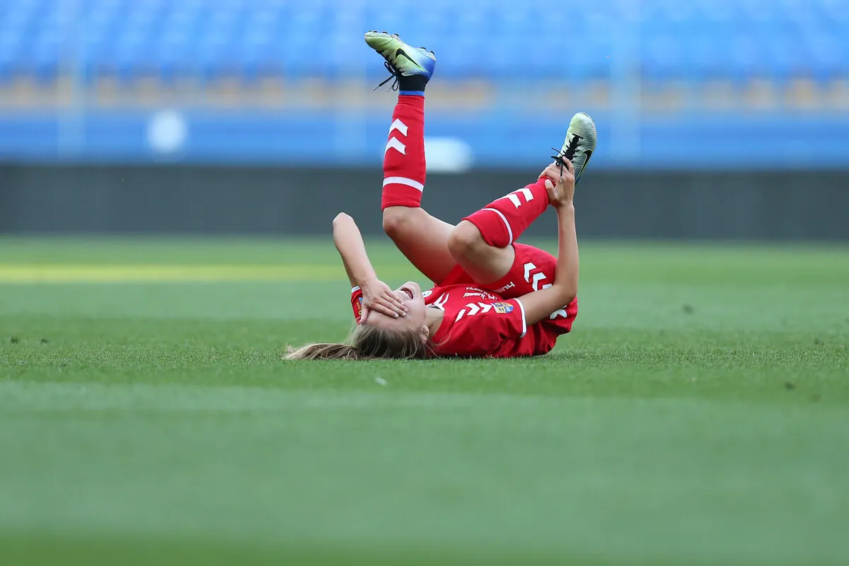 Lesión en mujer futbolista.