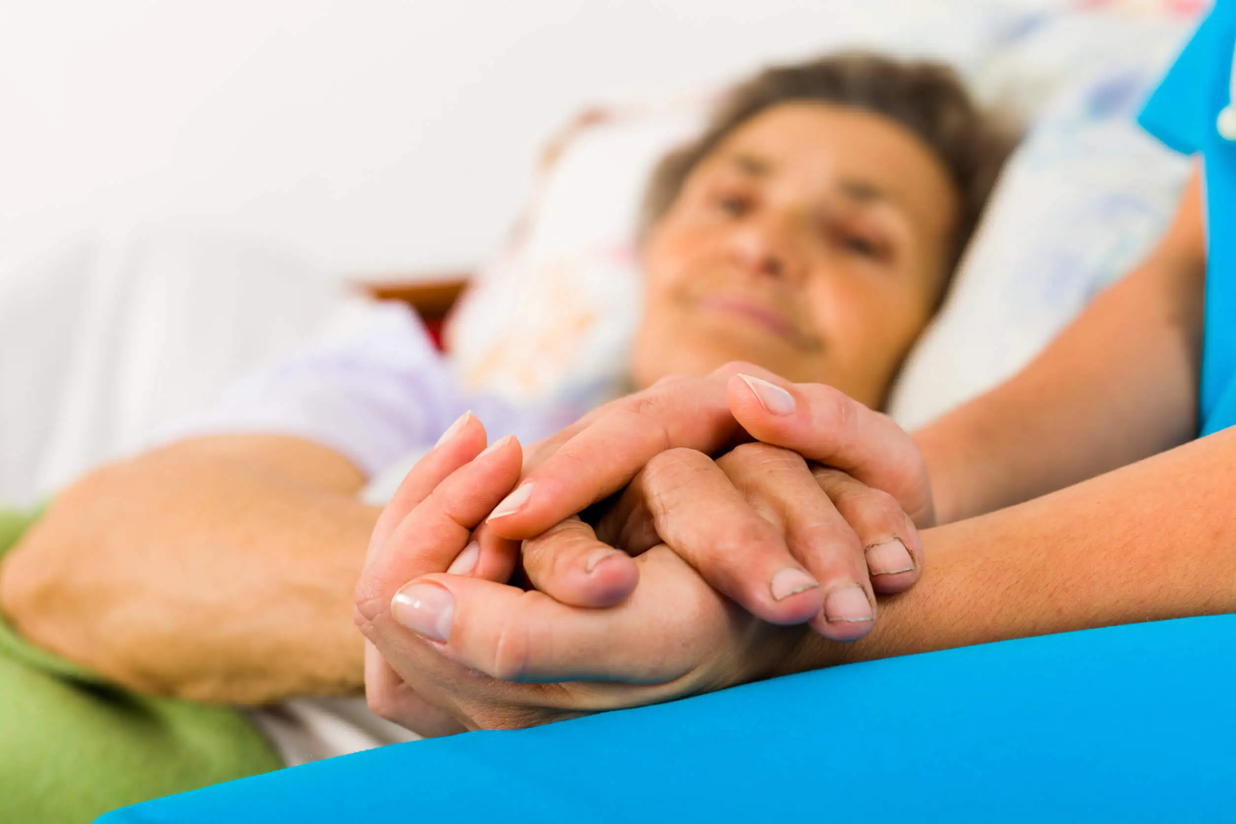 Mujer con cáncer en el hospital.