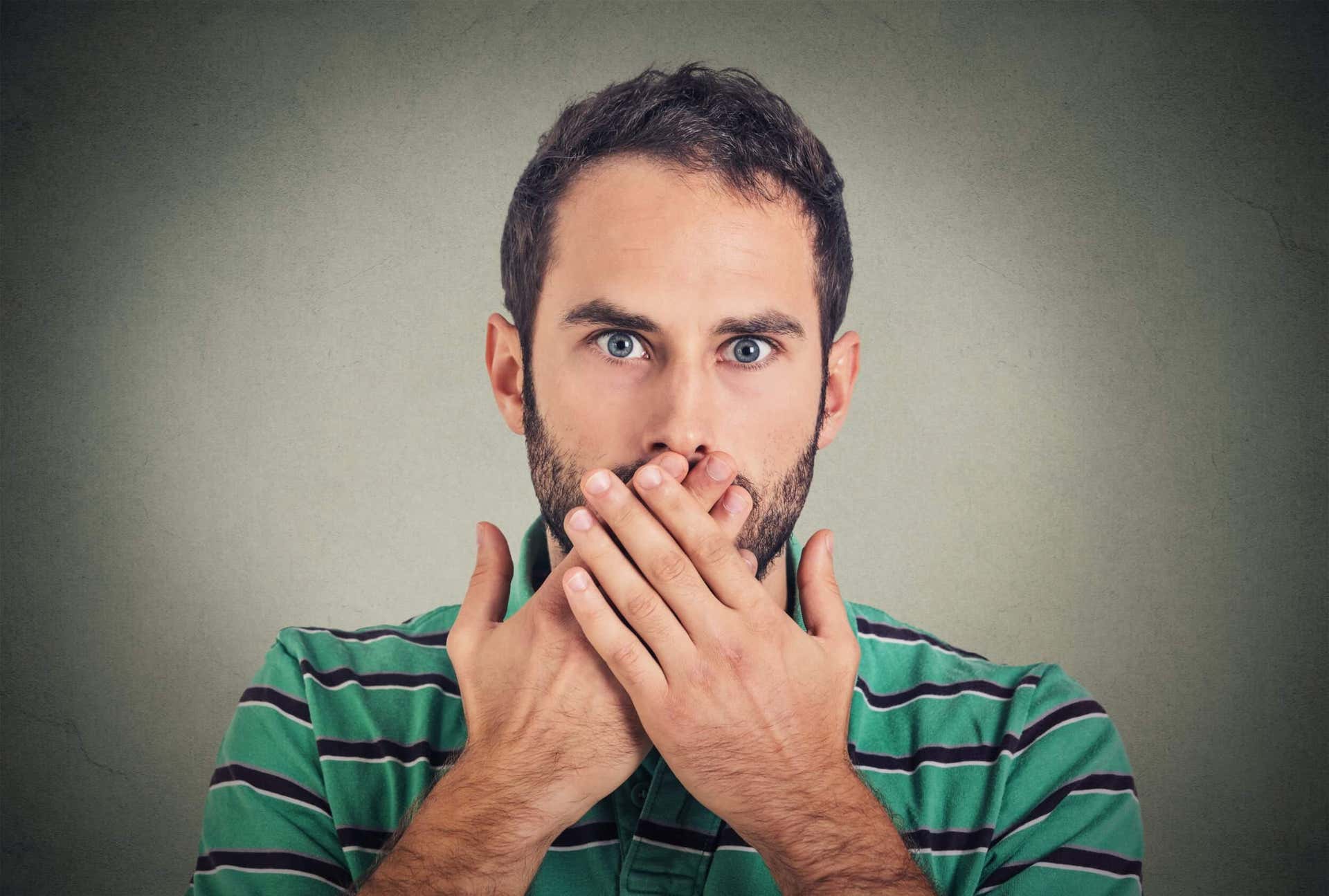Gallenblasenprobleme - Mann mit Mundgeruch