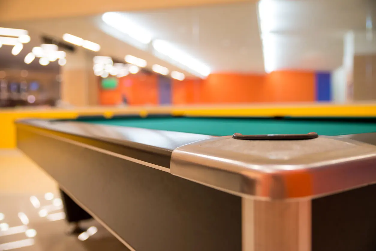 Table de billard dans une chambre.
