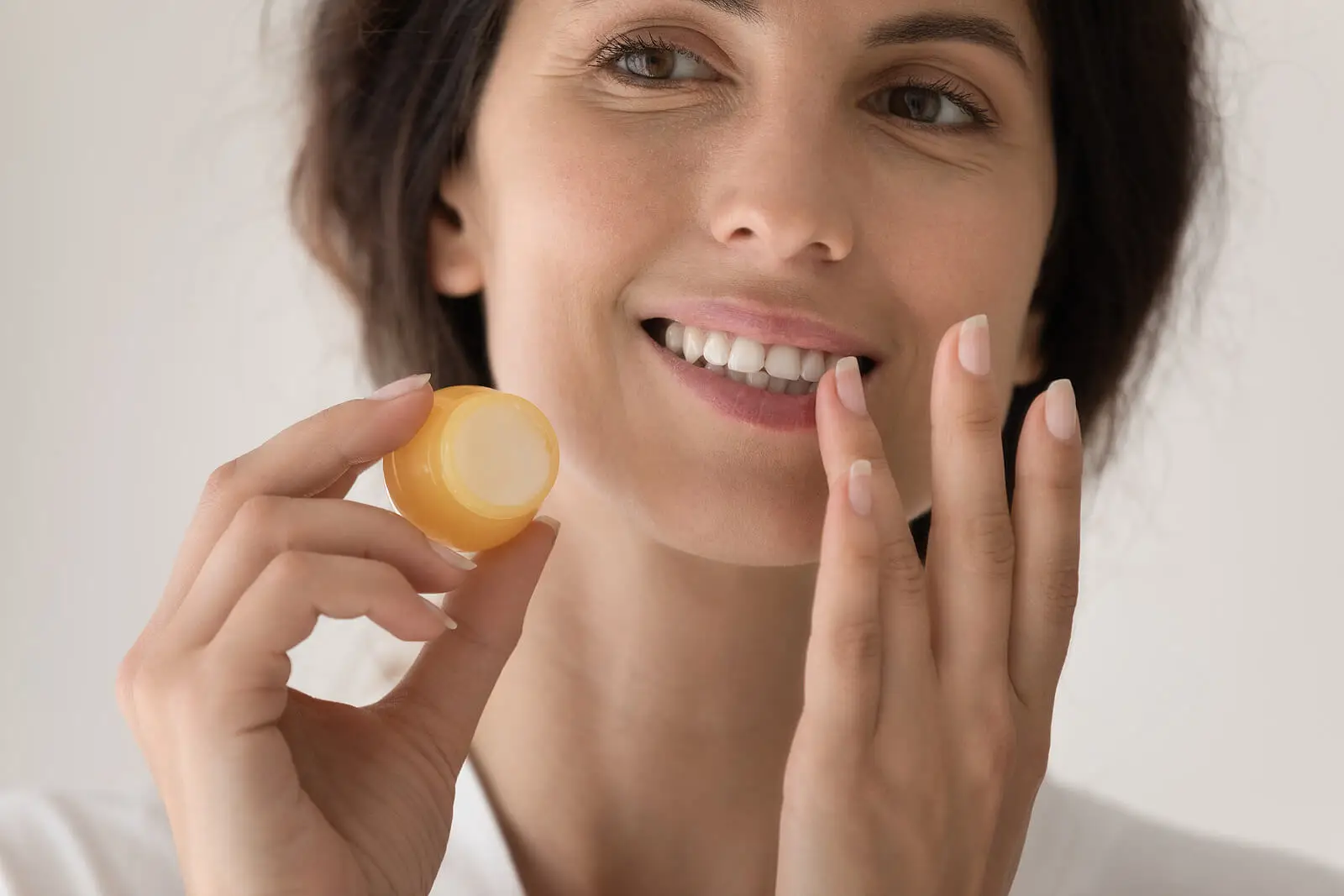 Mujer con balsamo labial