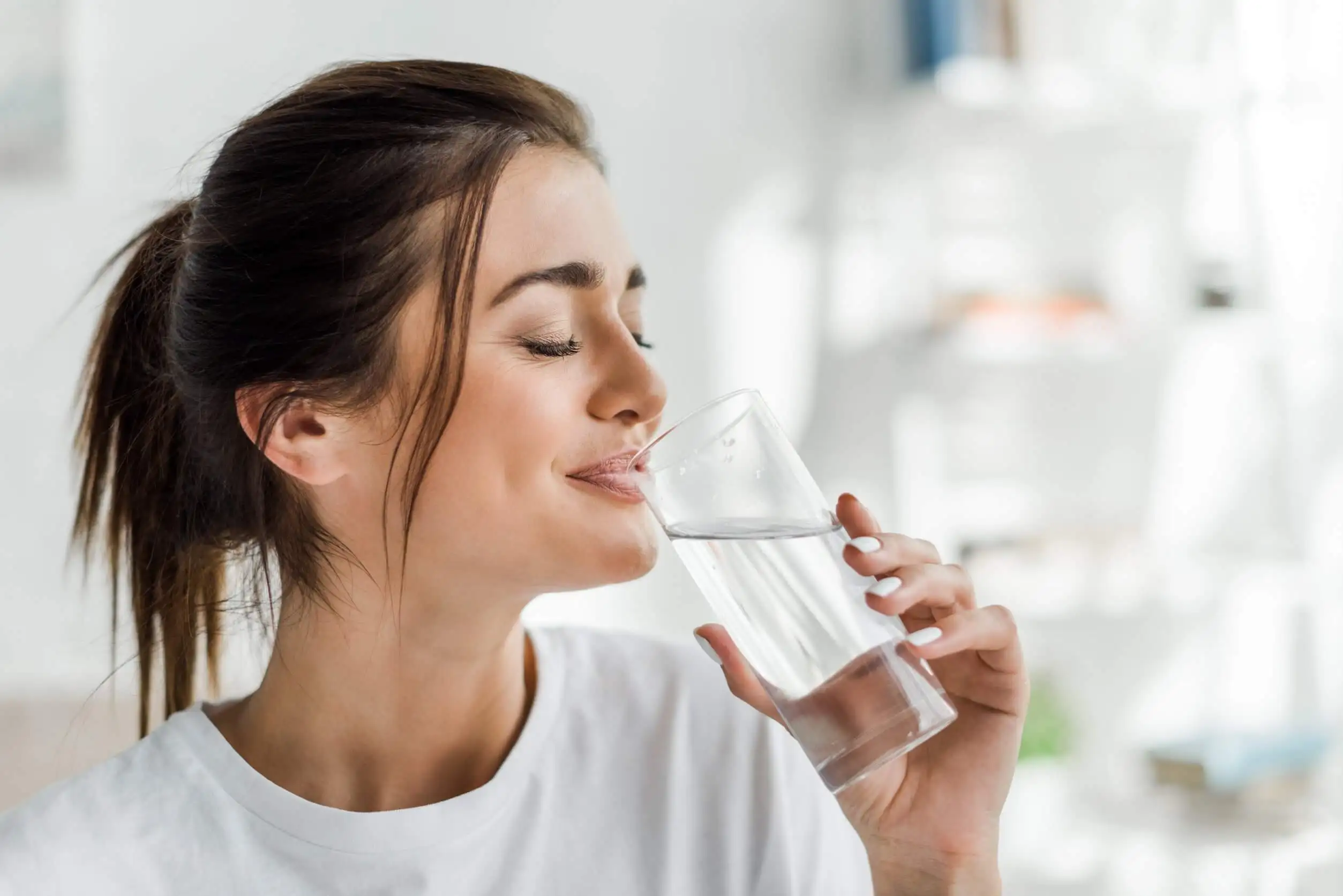 Mujer tomando agua