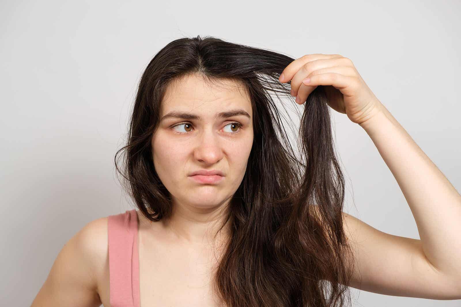 12 trucos para quitar un chicle pegado en el cabello