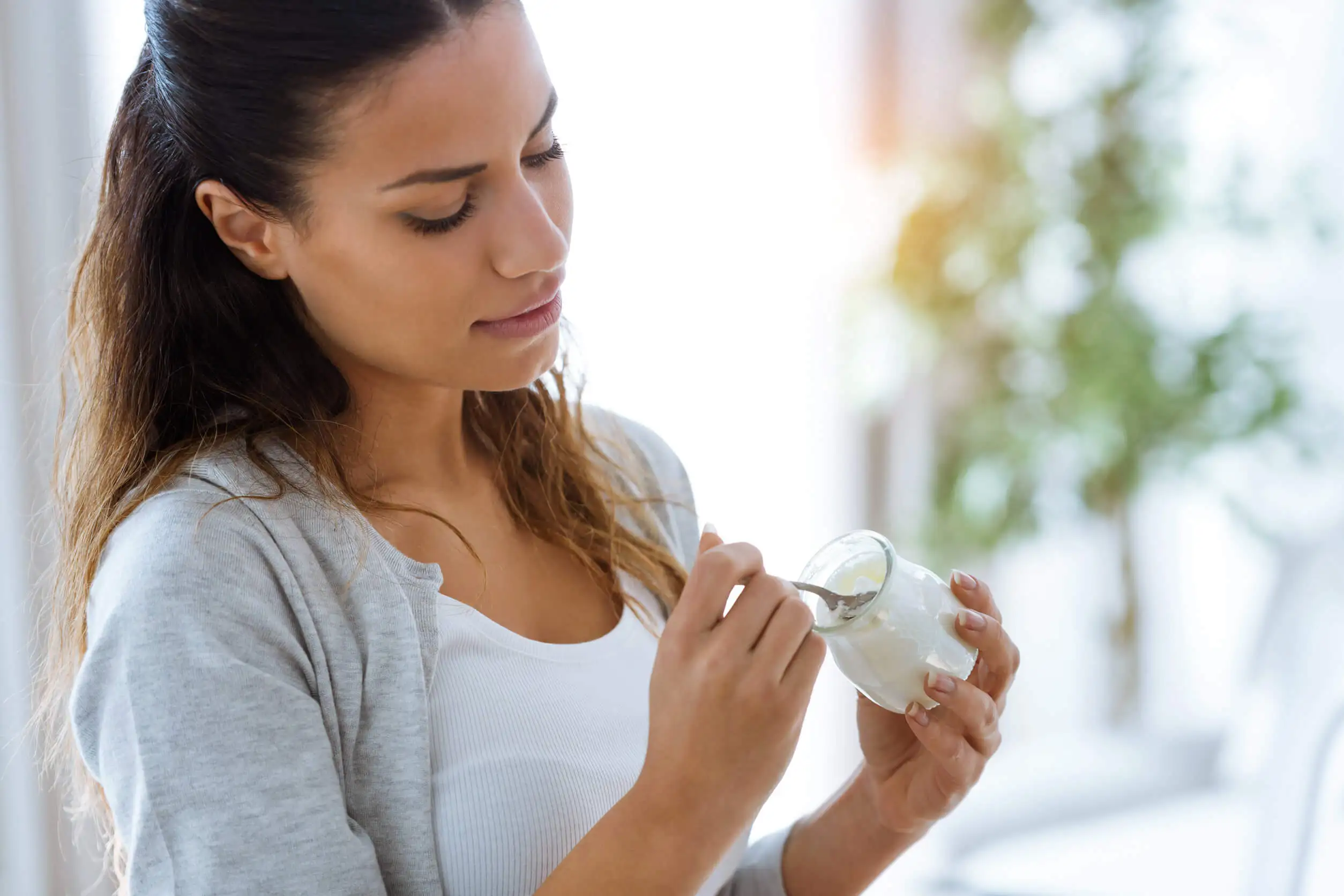 La femme mange des probiotiques et des psychobiotiques.