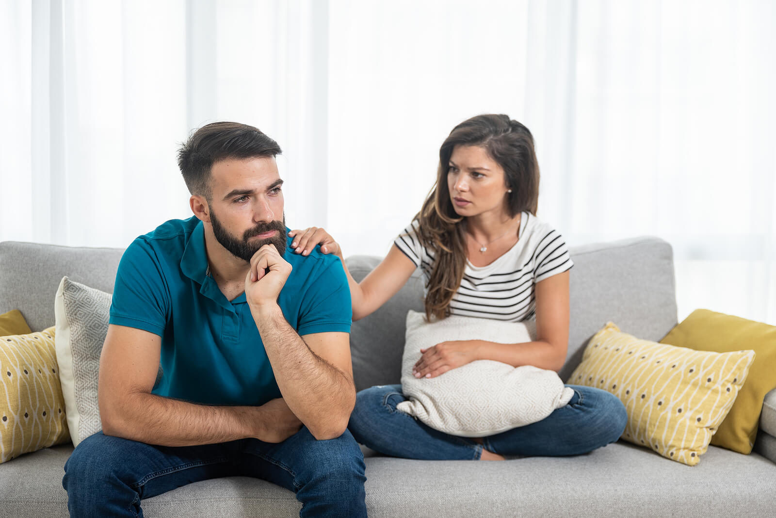 Aktives Zuhören - ein Paar auf einer Couch