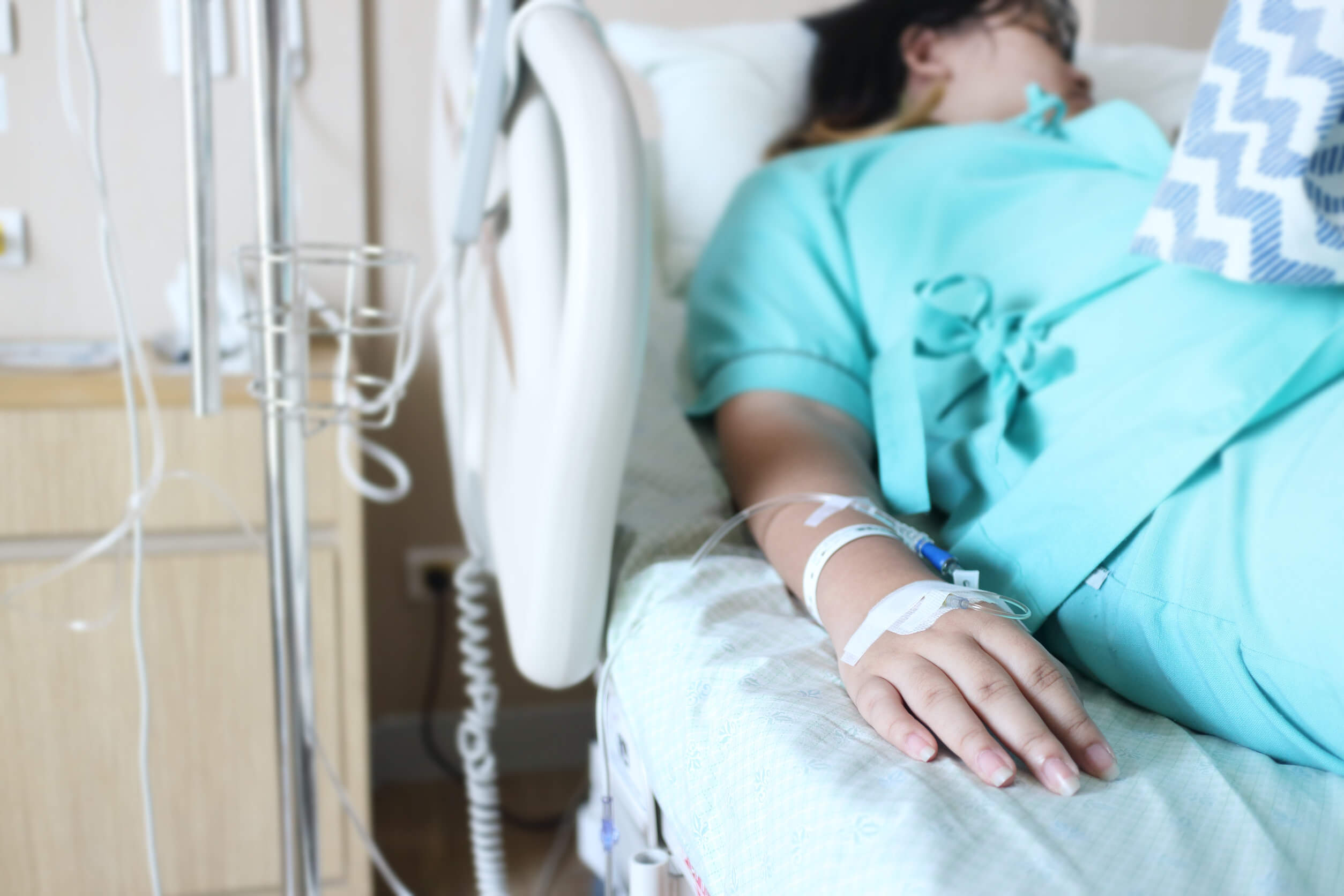 Mujer en un hospital en cama.