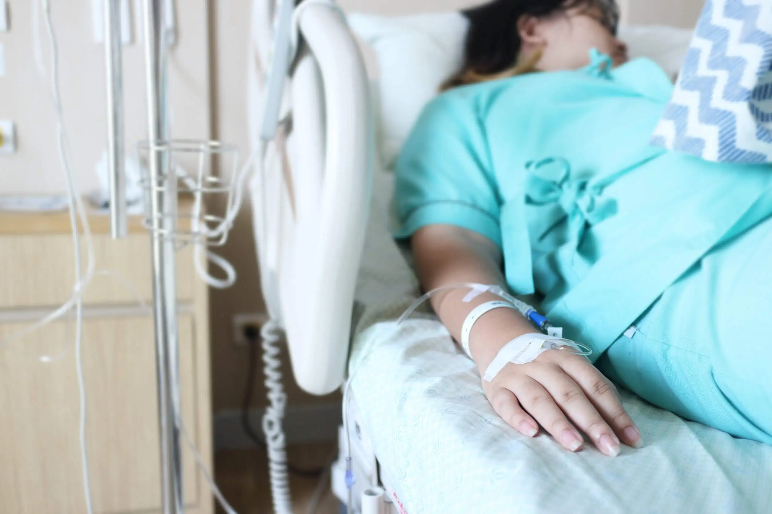 Donna in ospedale a letto.