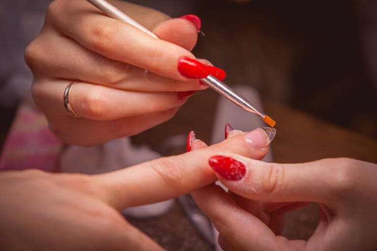 Cómo limpiar los pinceles para pintar las uñas