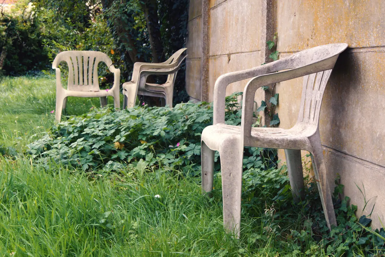 Chaises en plastique sales.