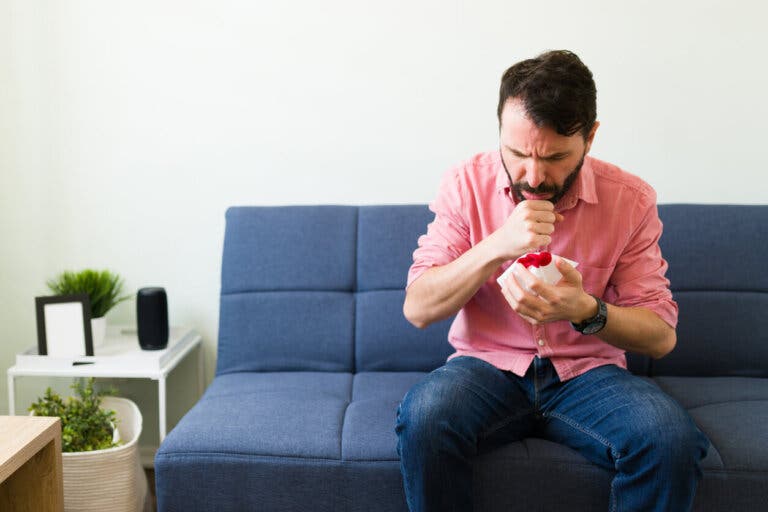 Sangre al toser o escupir: ¿cuándo buscar ayuda?
