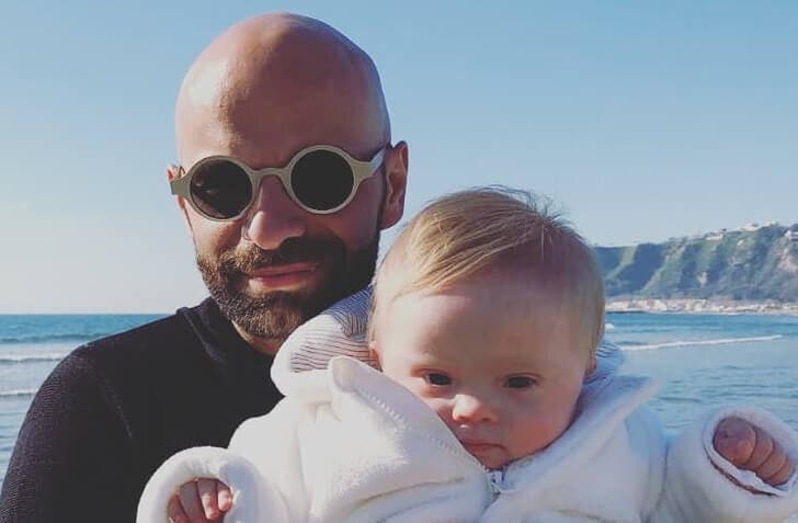 El padre y la niña con síndrome de Down.