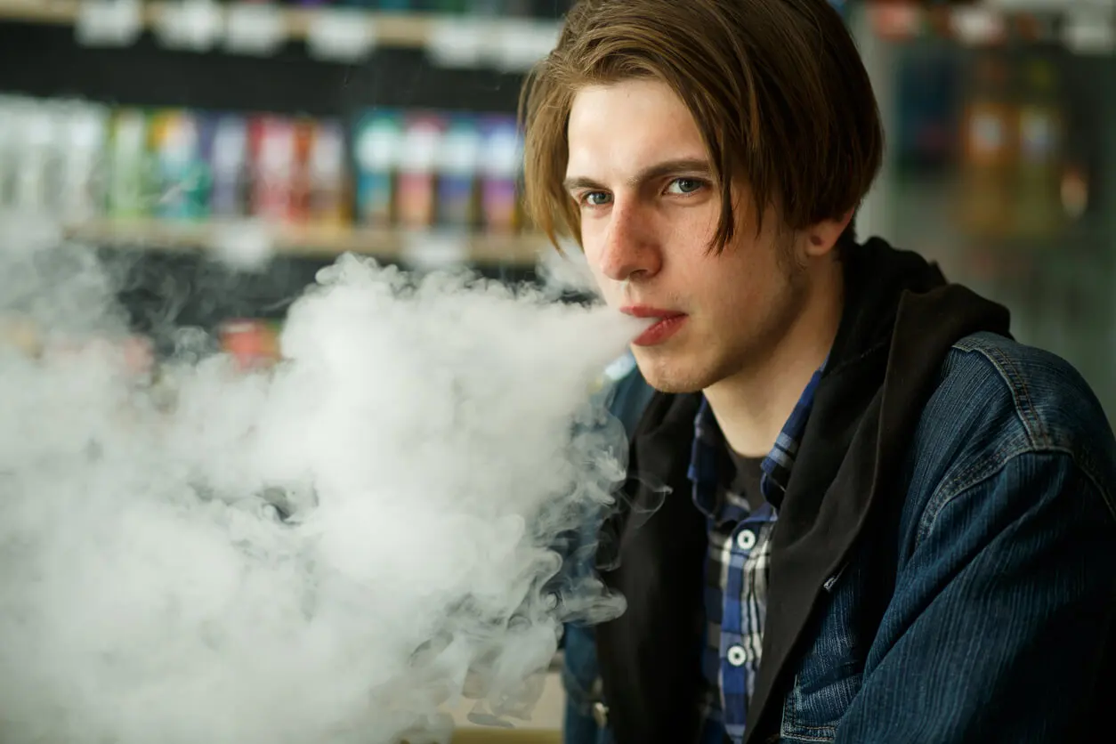 Adolescente corre riesgo por usar vapeador.