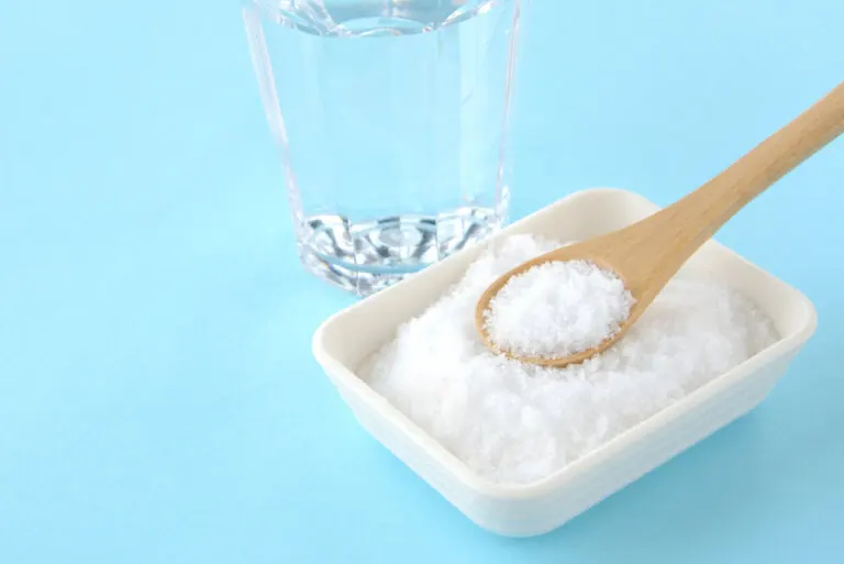 Agua con sal marina: ¿funciona contra el estreñimiento?