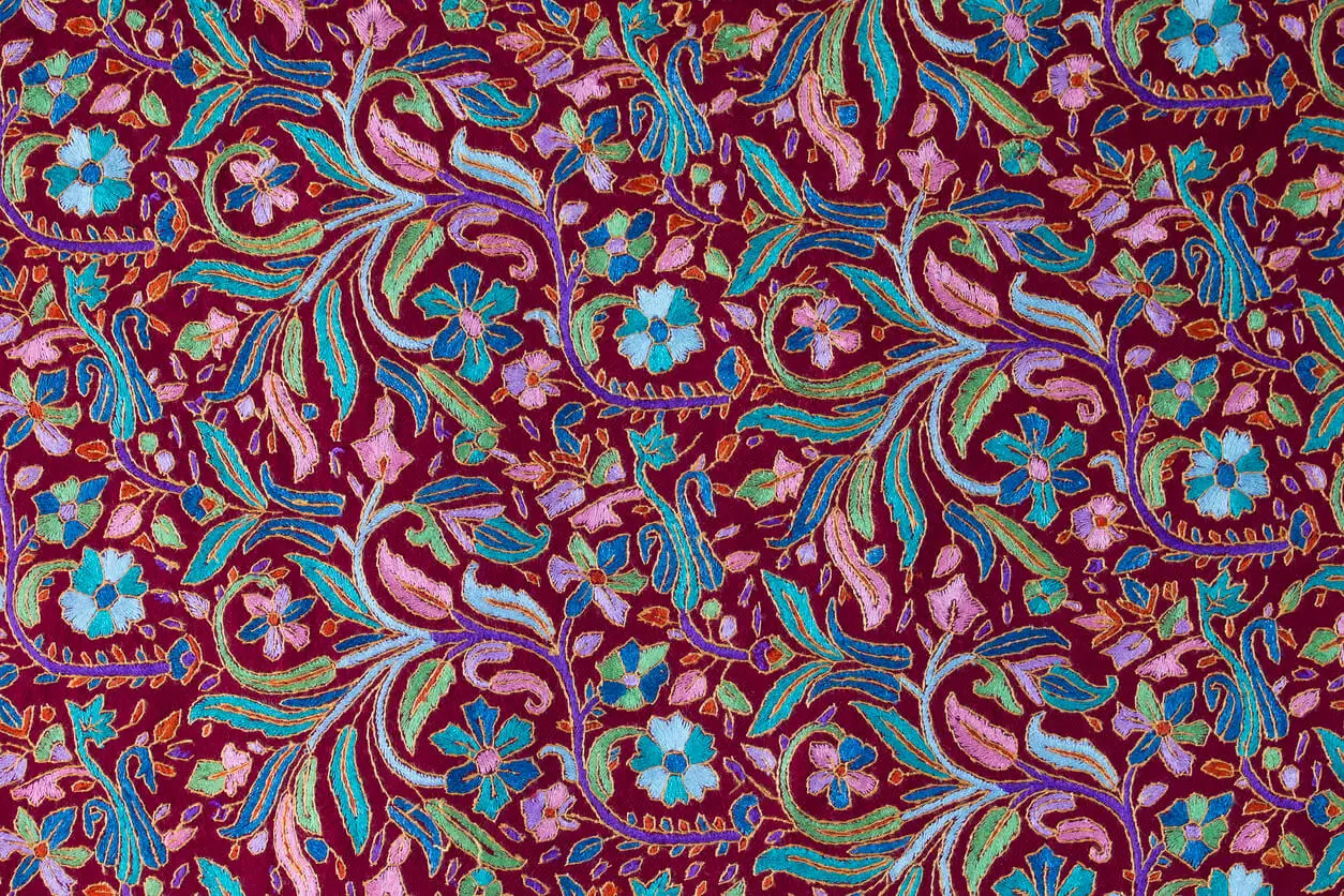 Alfombra con estampado floral.