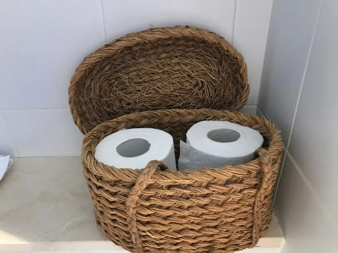 Cesto de mimbre para la decoración del hogar.