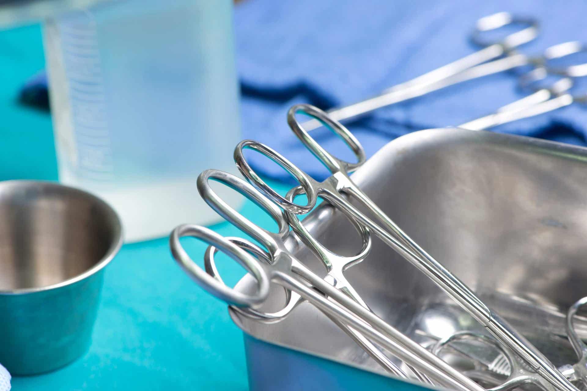 Los implantes mamarios se colocan mediante una cirugía