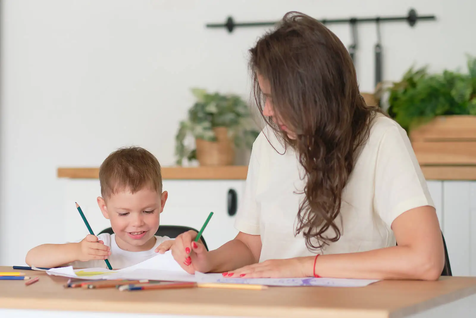 Unschooling - Mutter lernt mit ihrem kleinen Sohn