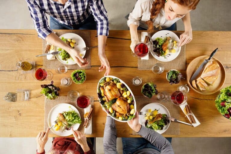 Cuál es el número y la distribución correcta de alimentos en una buena dieta