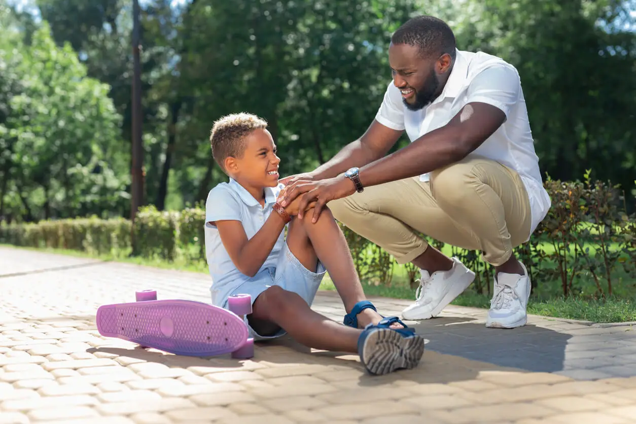 Enfant traumatisé par la conduite d'une planche à roulettes.