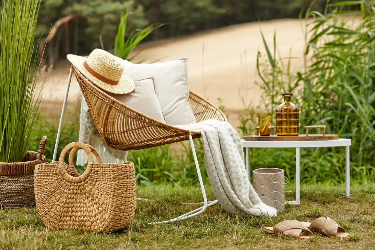 Muebles de mimbre para exterior.