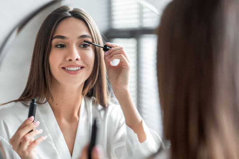 Consejos para un maquillaje seguro alrededor de tus ojos