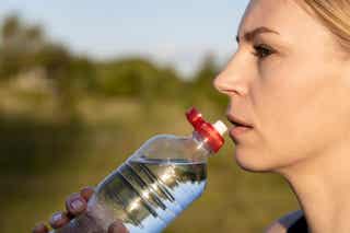 Cómo y cada cuánto hay que limpiar las botellas de agua reutilizables