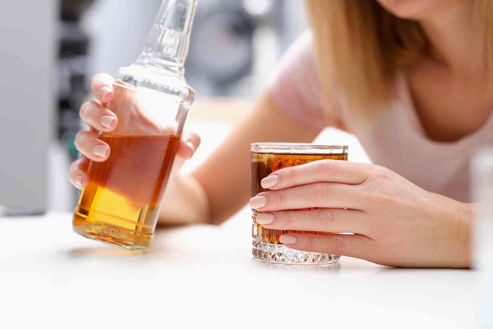 Mujer bebe alcohol