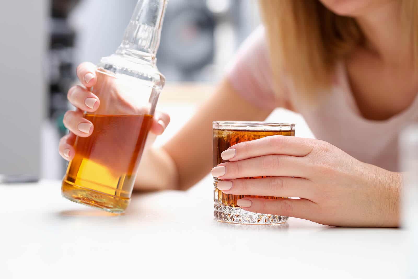 Alkohol und Verdauungskrankheiten - Frau trinkt Alkohol