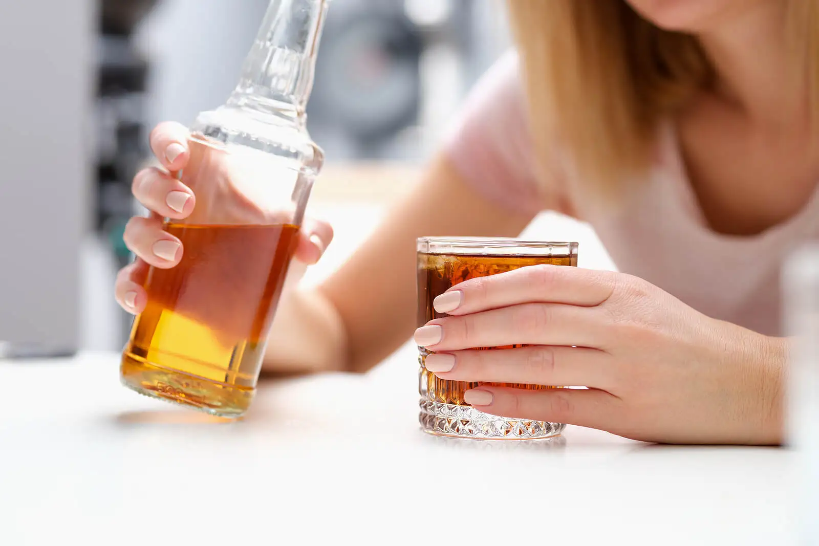 Mujer bebe alcohol