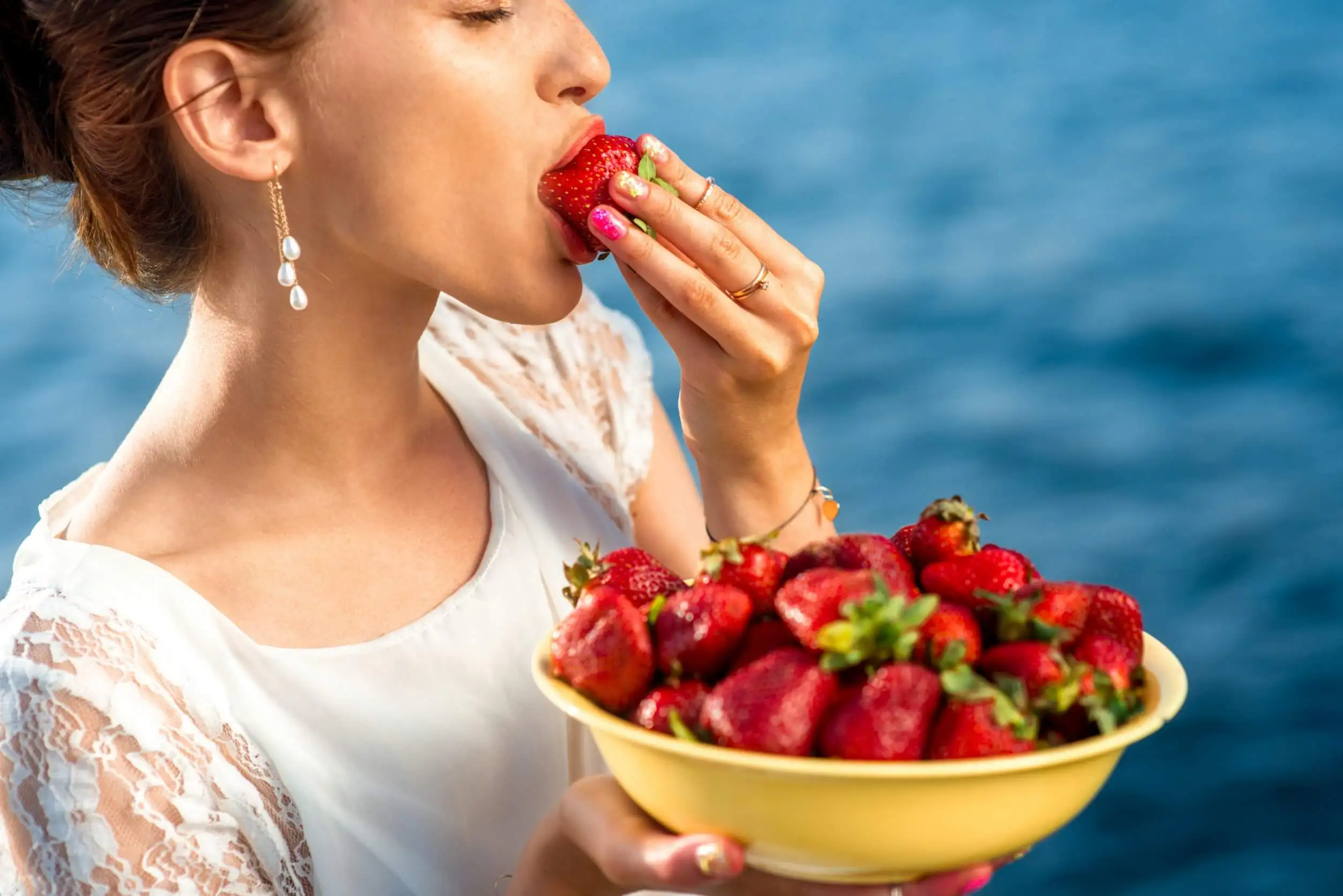 Mujer comiendo fresas.
