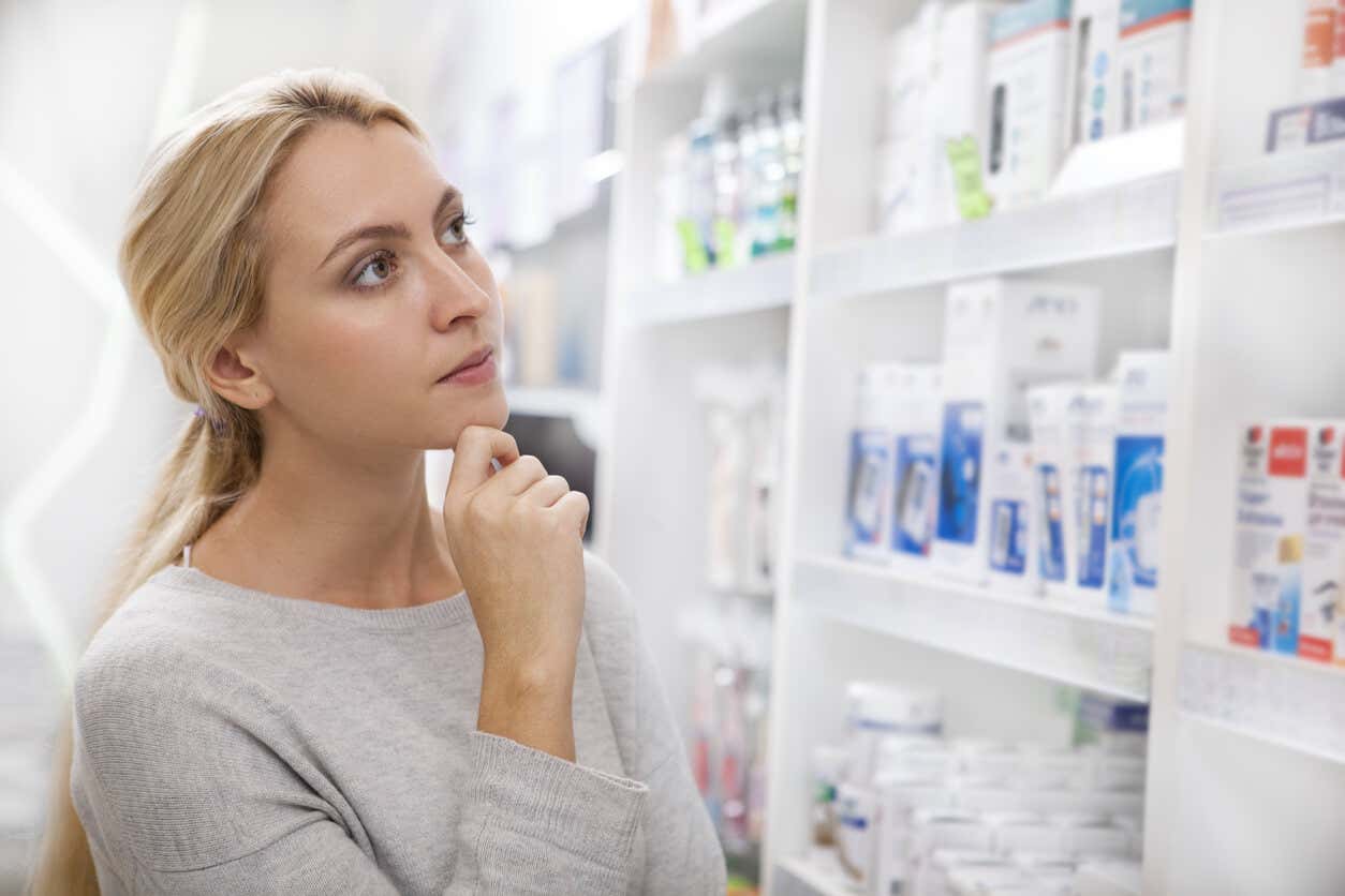 Mujer revisa productos de farmacia.