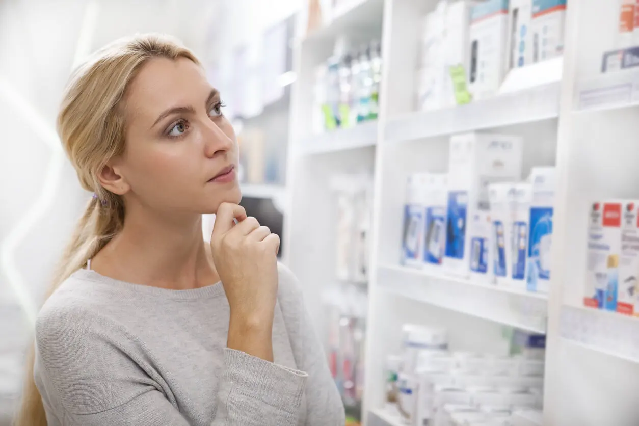 Squalan - Frau in der Apotheke