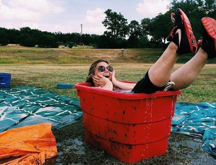 Femme heureuse dans une baignoire.