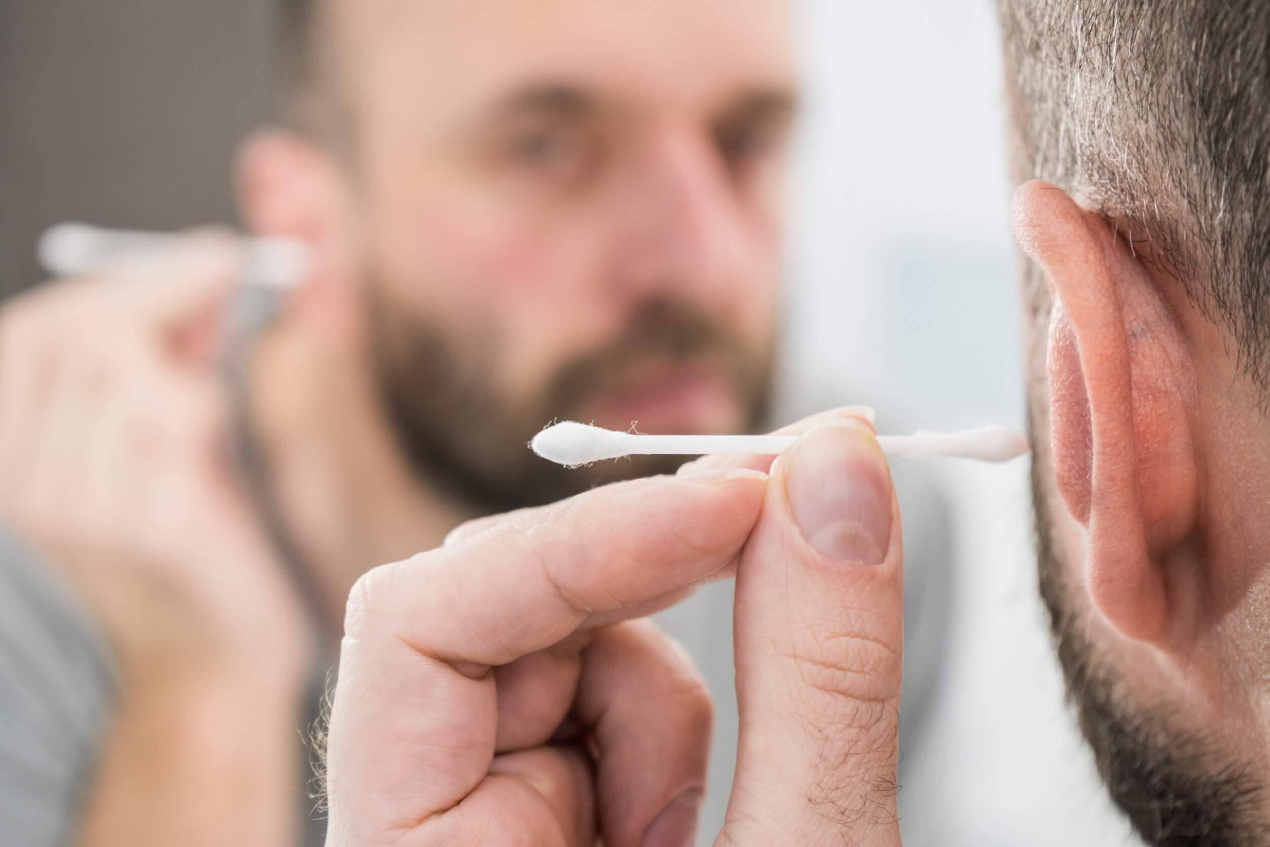 Man maakt zijn oren schoon