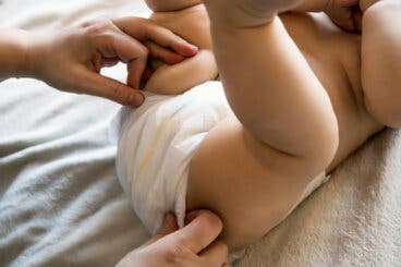 ¿Qué puede cambiar el color de las heces de los bebés?