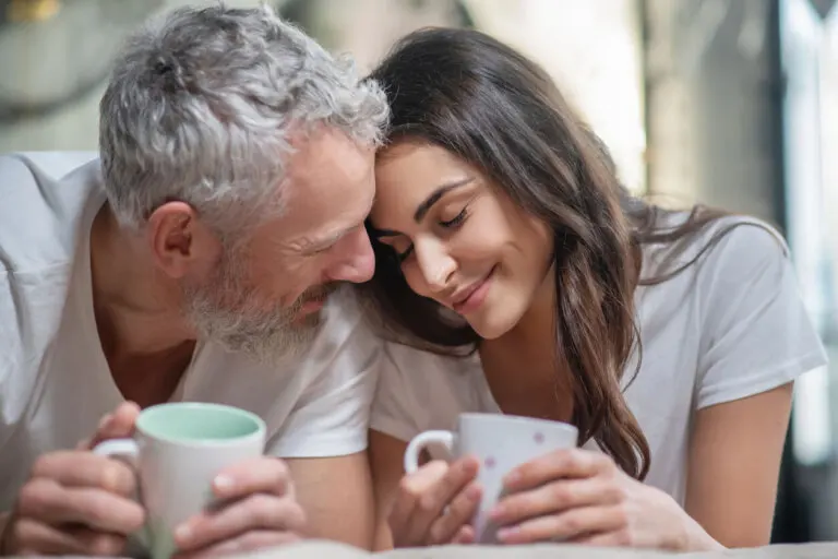 Mi pareja es mayor que yo y mi familia no lo acepta: ¿qué hacer?
