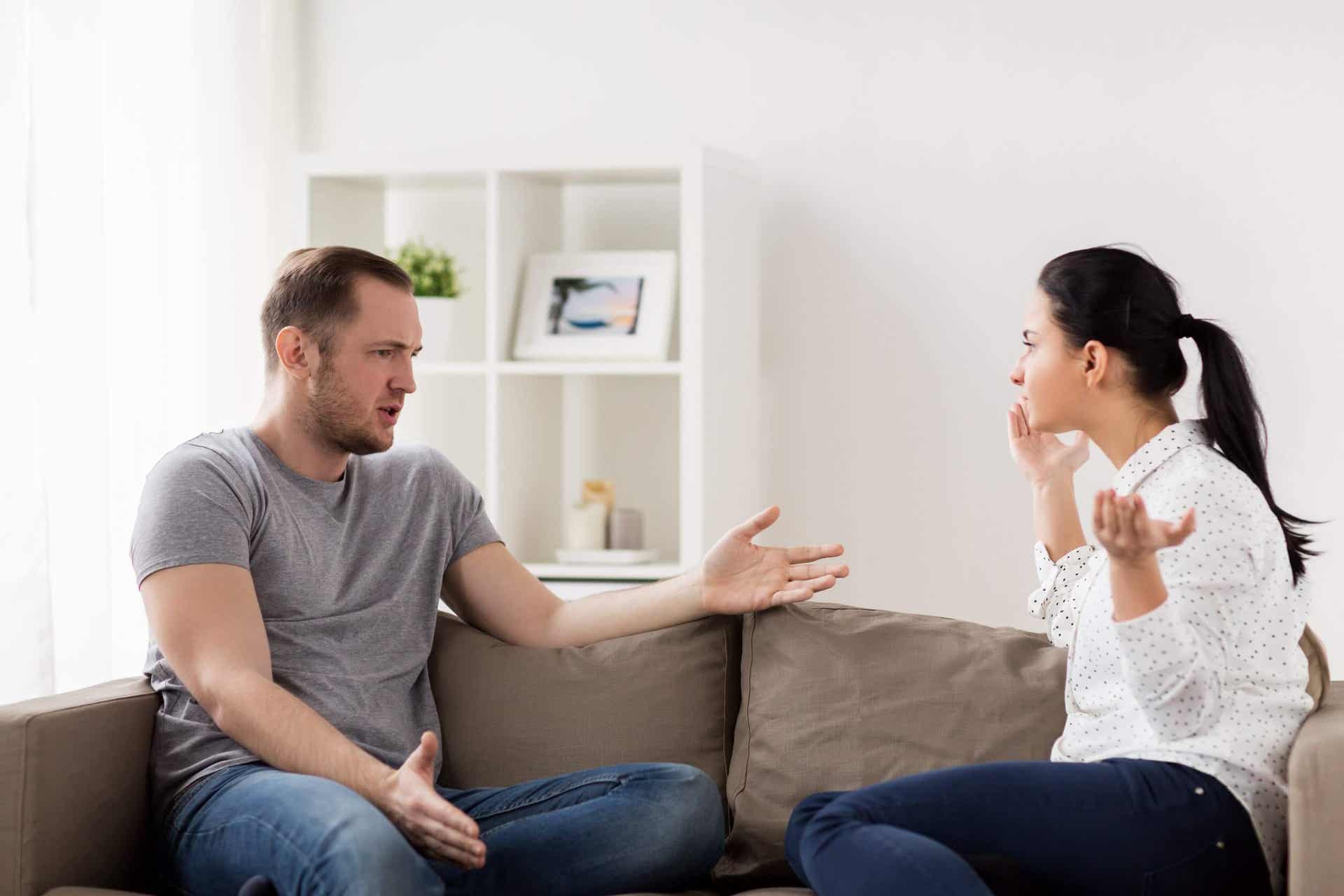Streit mit deinem Partner - streitendes Paar