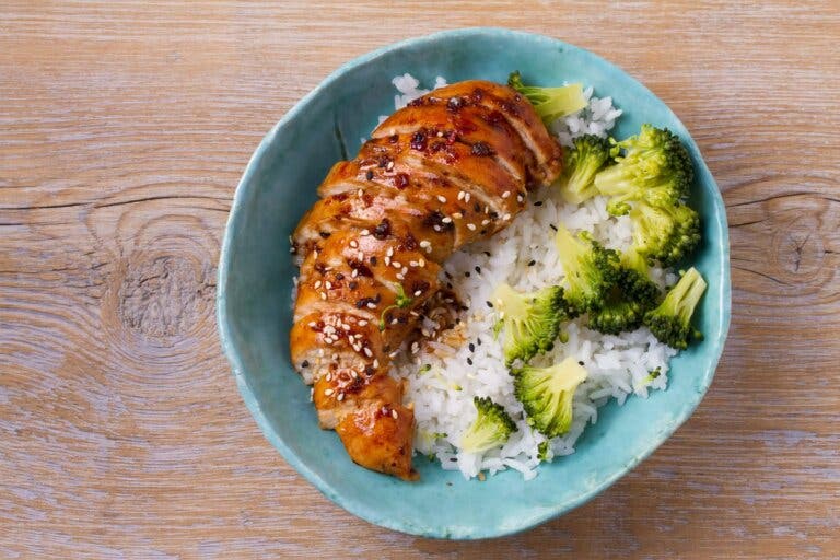 Fácil y rica receta de pollo en salsa negra que encantará a todos