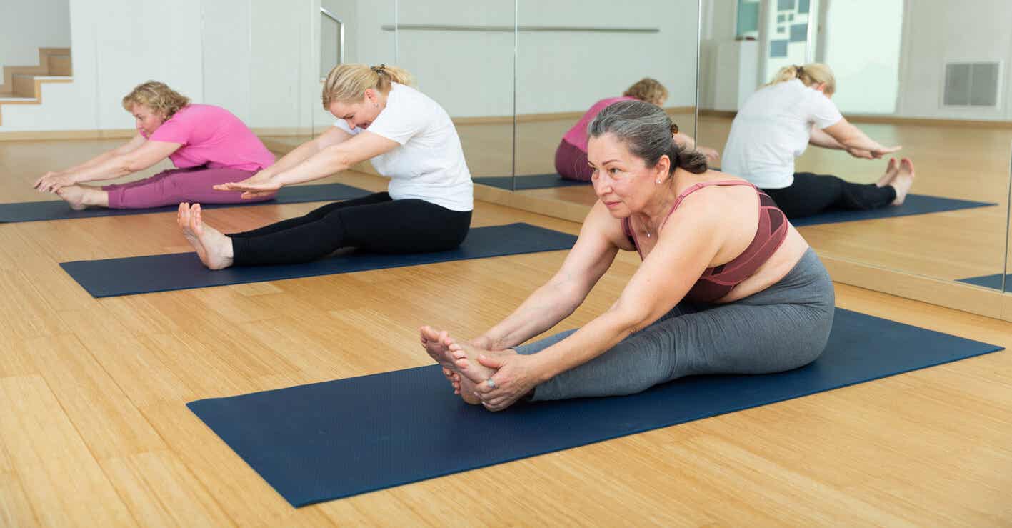 Yoga-Posen für eine flexiblere Hüfte - Frauen bei einer Dehnübung